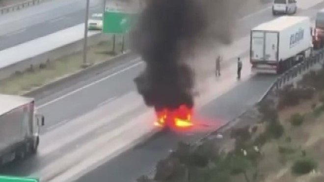 Adana’da otoyolda motosiklet alev topuna dönüştü