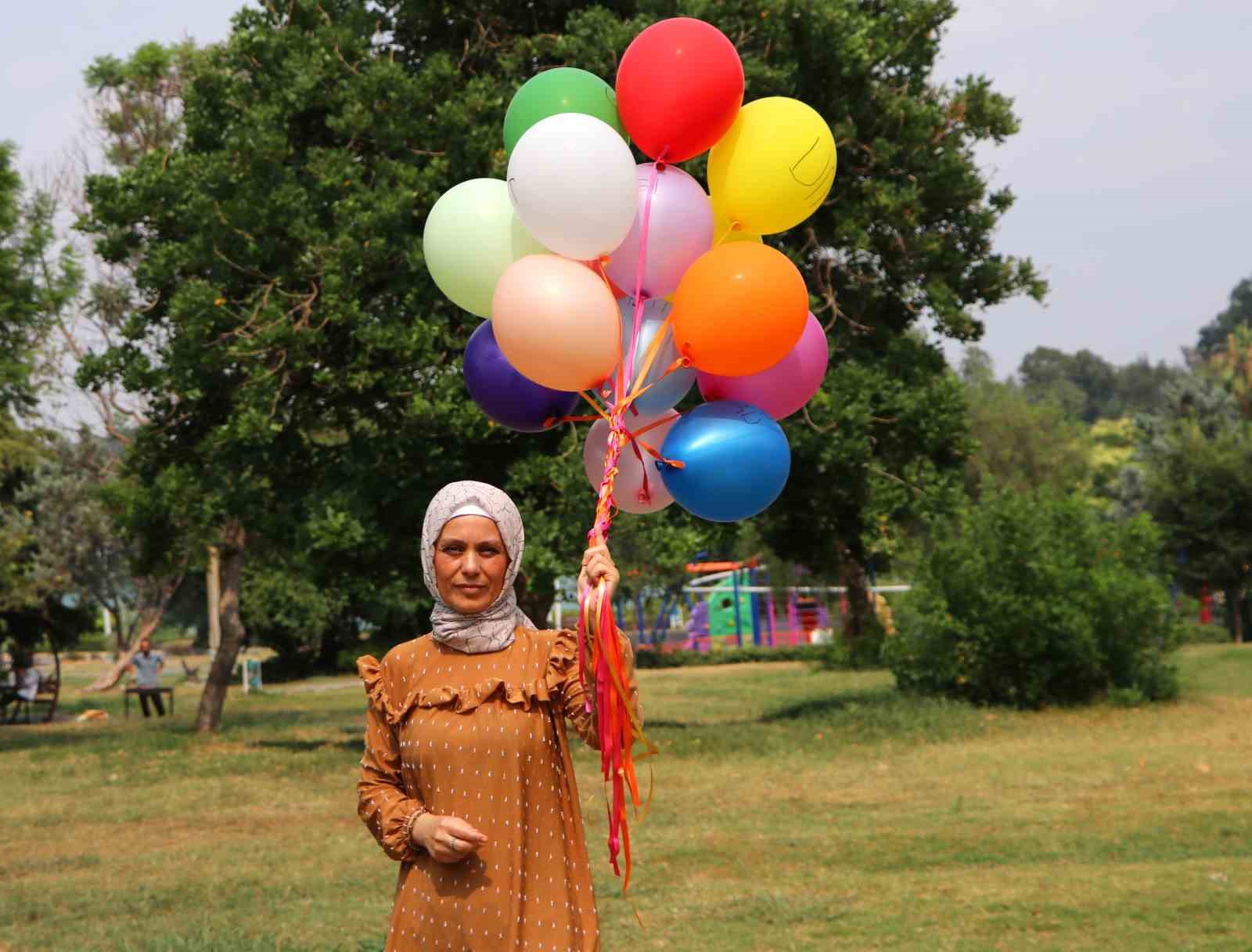 7 defa bıçaklayan kocasından 3 yıl sonra boşandı, zaferini balonlarla kutladı