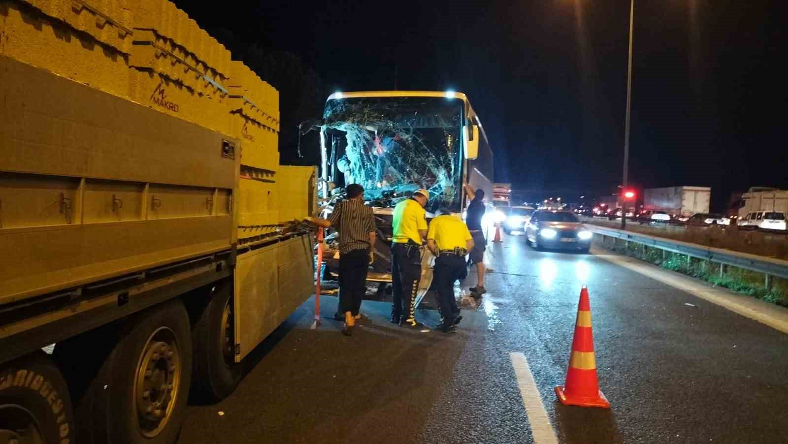 Adana’da biri otobüs 7 araç kazaya karıştı: 16 yaralı