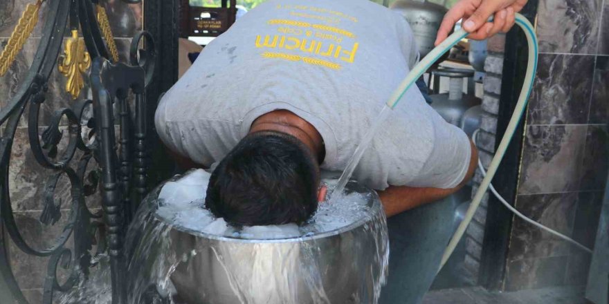 Fırıncılardan ‘El Nino’ sıcaklarına ilginç çözüm: Kafalarını buzlu suya sokup hortumla serinliyorlar