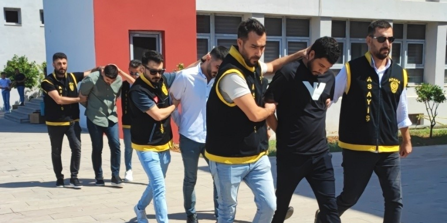 Adana'da 2 kişinin öldürüldüğü sokak cinayetinde yakalanan 5 şüpheli adliyeye sevk edildi