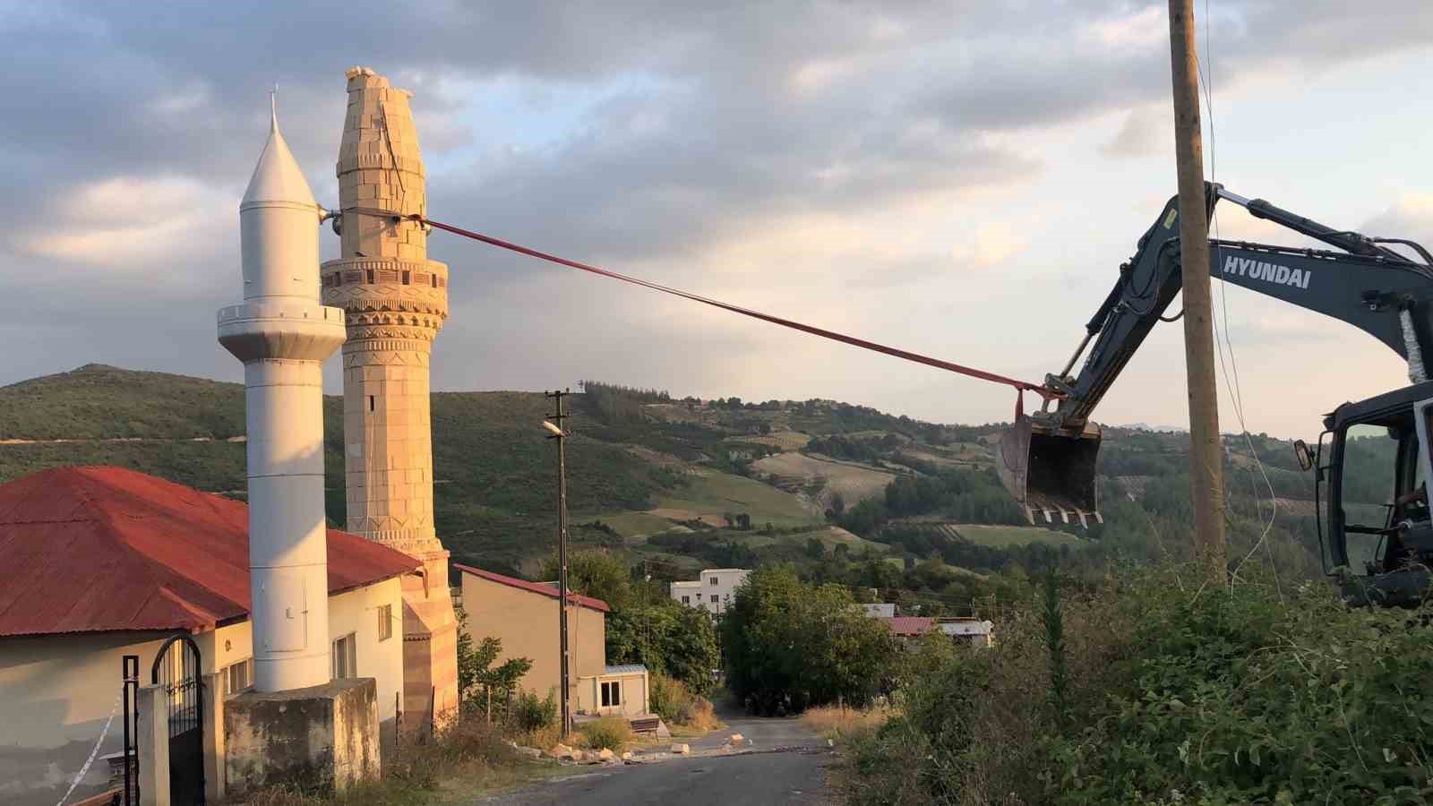 5.5’lik depremde hasar alan minare halatla yıkıldı