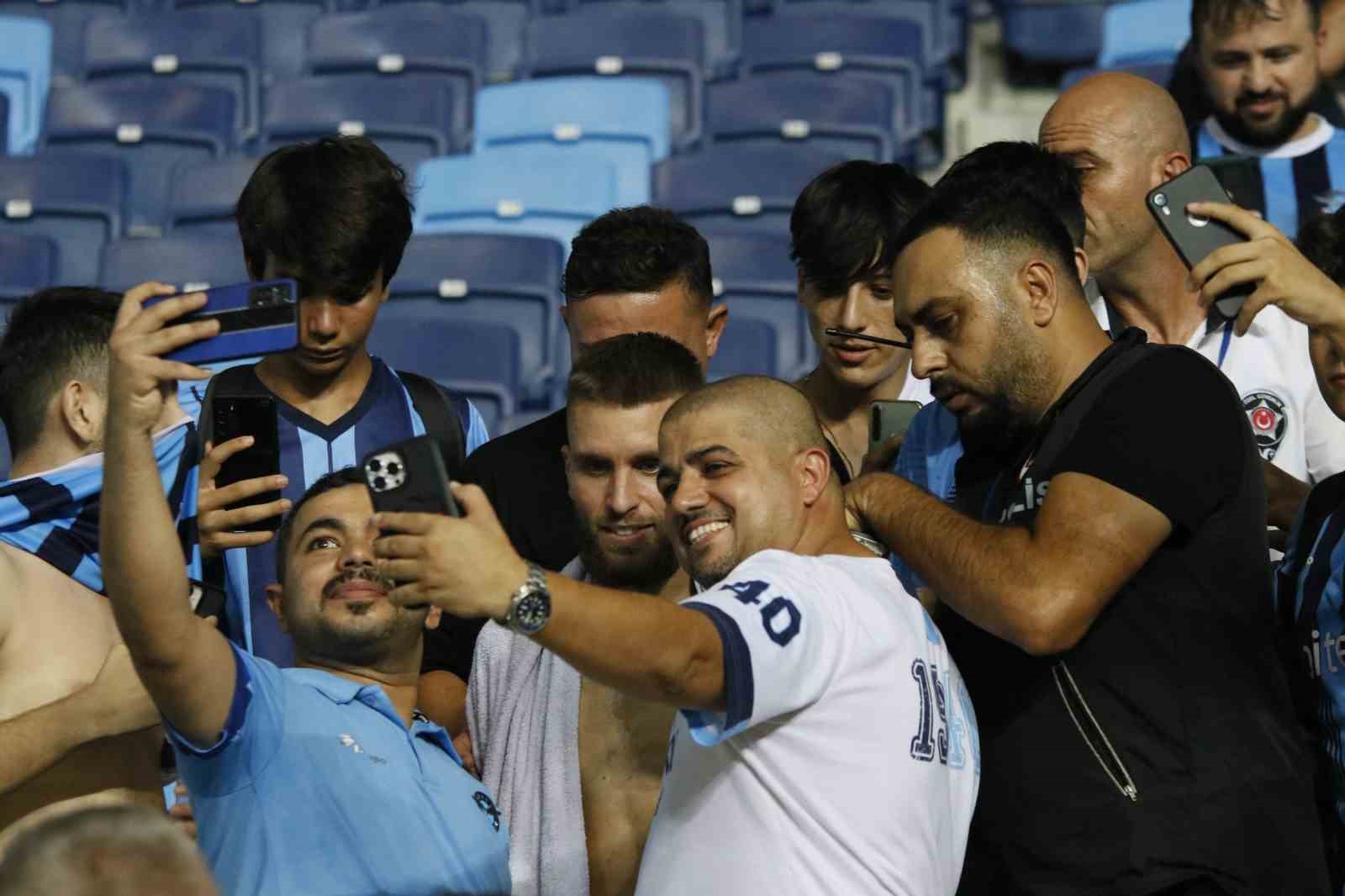 Portekizli yıldız Kevin Rodrigues galibiyet sevincini tribünlere gidip taraftarlar yaşadı