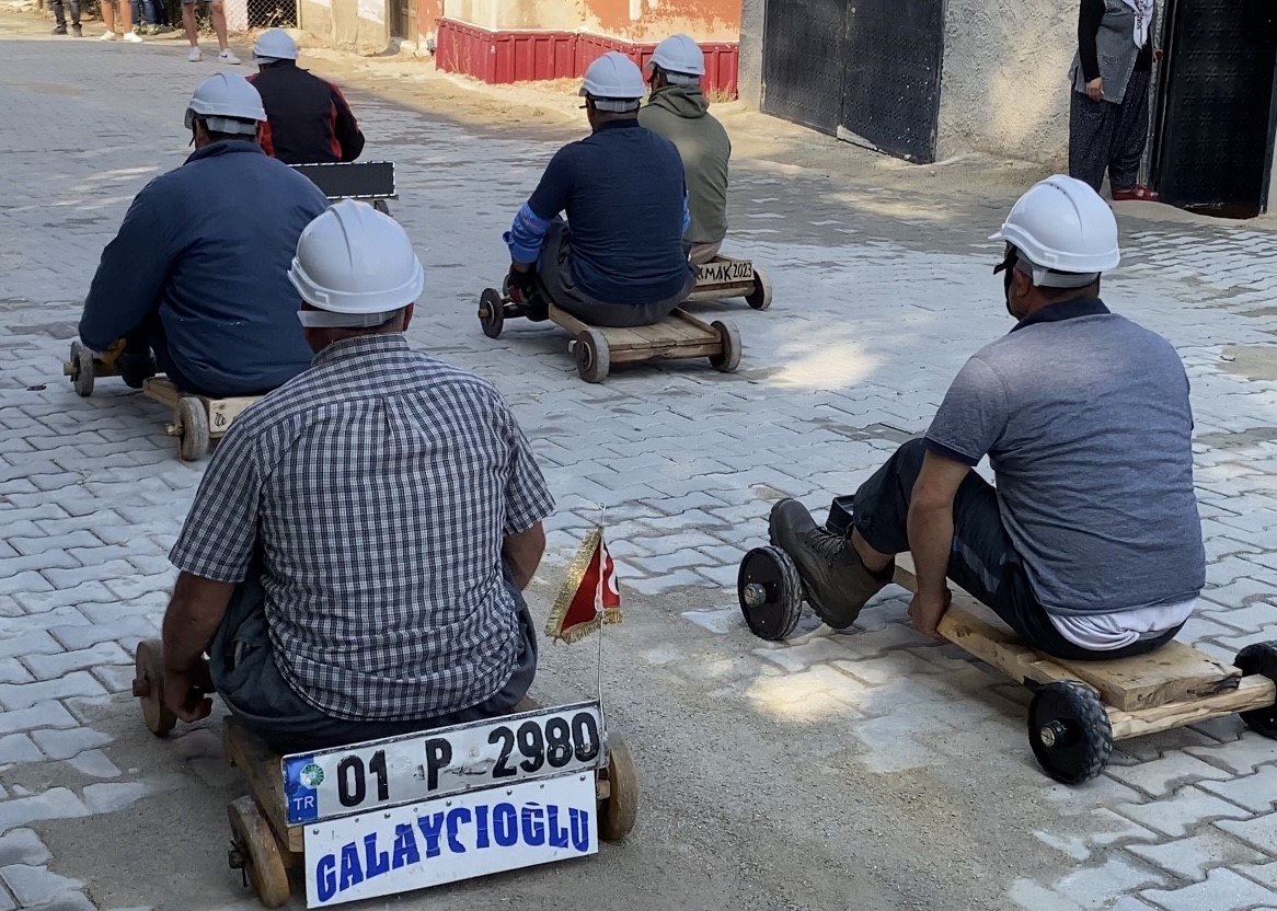 Adana’da köylüler el yapımı tahta araçlarla yarıştı