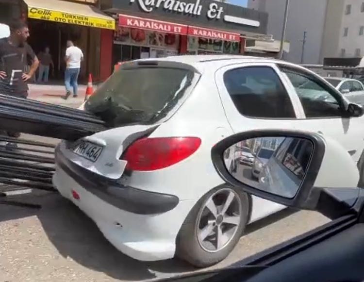 Kamyonetteki demir otomobile ok gibi saplandı