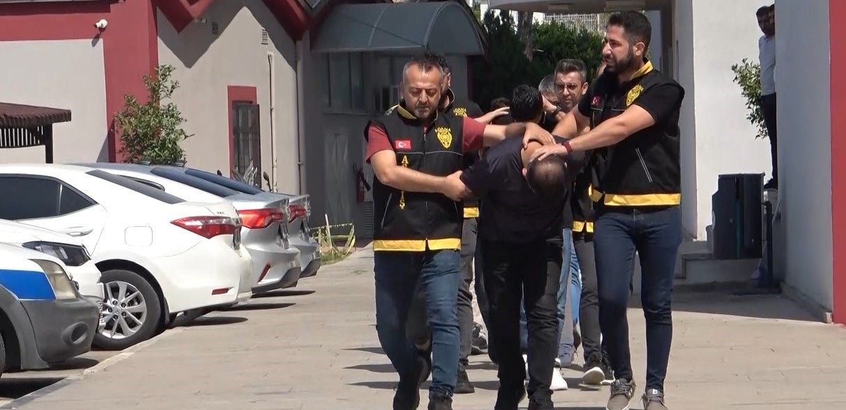 Adana'da cephanelik gibi eve baskın