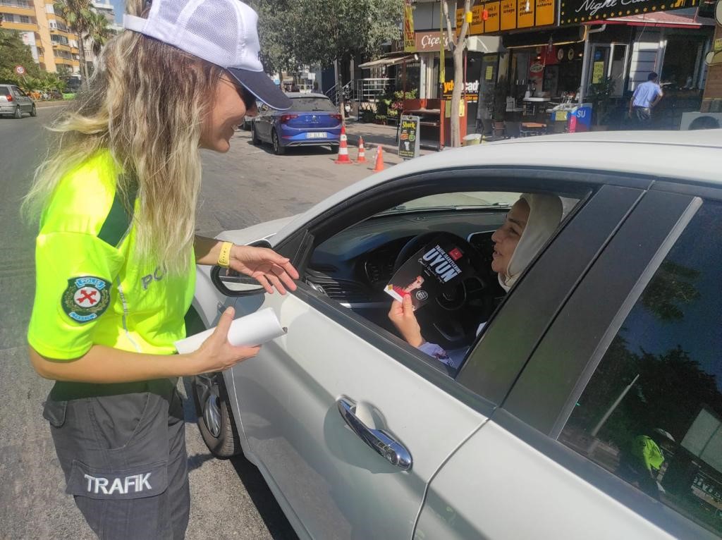 Adana’da trafik polislerinden "yaya geçidi" uyarısı