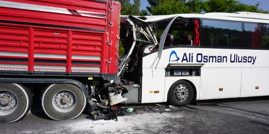 Adana Pozantı'da tır otobüse arkadan çarptı: 2 Ölü, 12 Yaralı