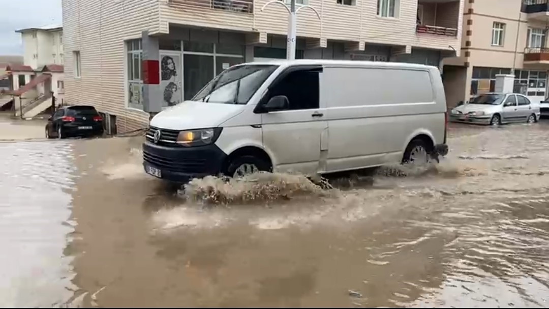 Adana’da en kuzeydeki ilçesinde ani yağmur sele neden oldu