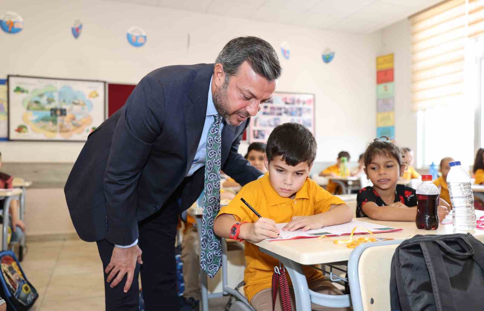 Kocaispir, okulun ilk günü öğrencileri yalnız bırakmadı