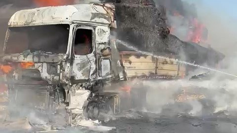 Otoyolda saman yüklü tır yandı, trafik durma noktasına geldi