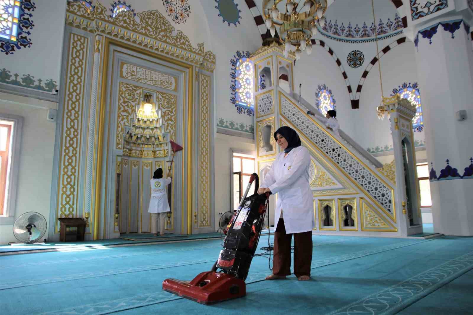 Yüreğir Belediyesi ibadethane temizliklerini sürdürüyor