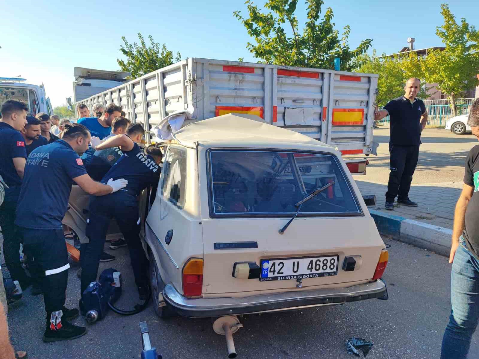 Adana’da otomobil kamyona çarptı: 1 yaralı
