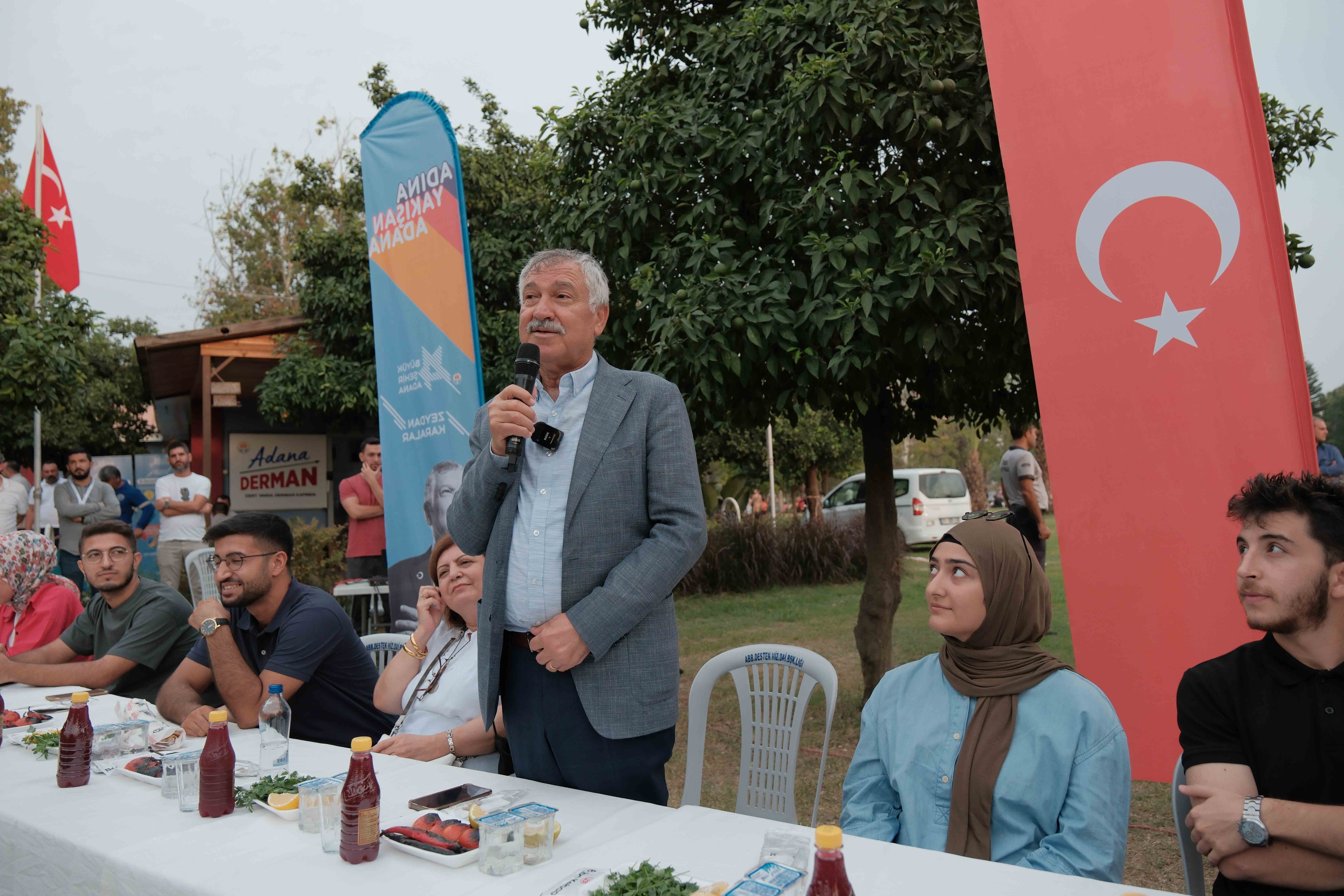 Adana'da üniversite kazanan öğrencilere kebap ikram edildi