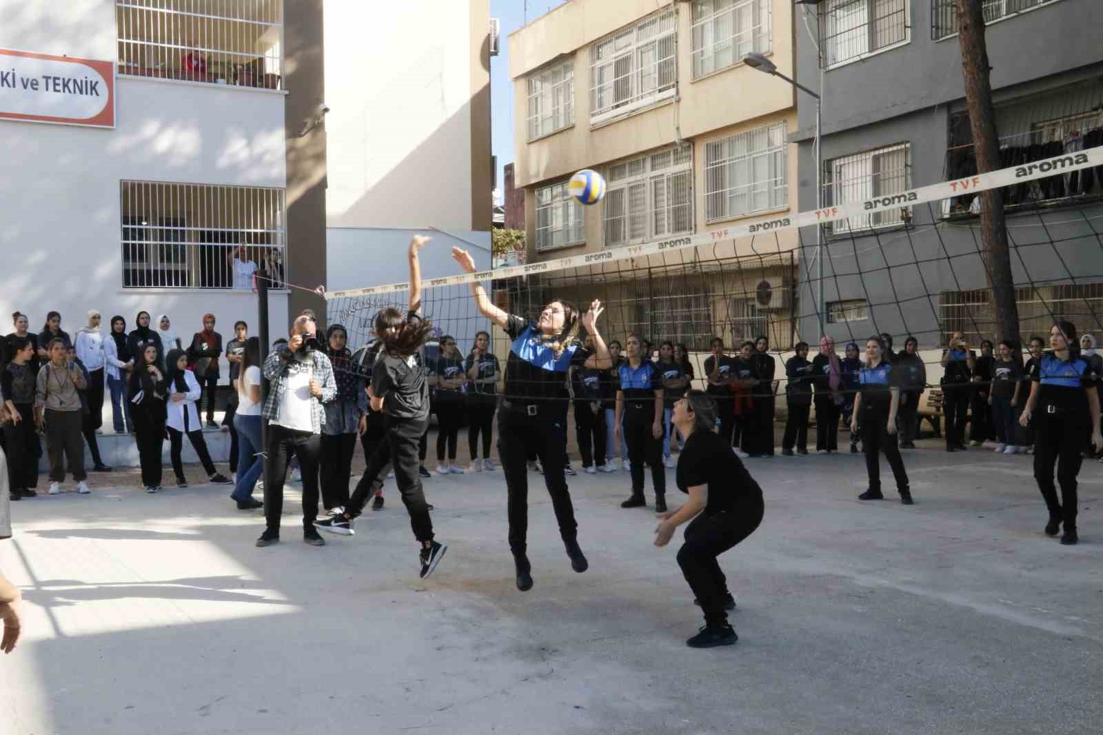 Kadın polisler kız öğrencilerle voleybol oynadı