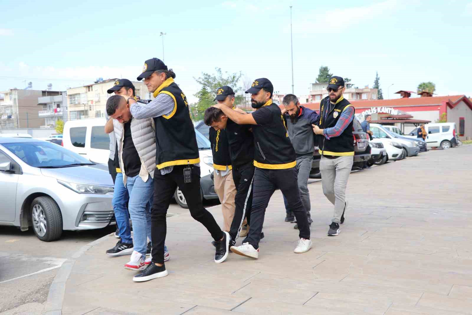 Cep telefonu ve 13 bin lirayı gasp eden 3 kişi tutuklandı