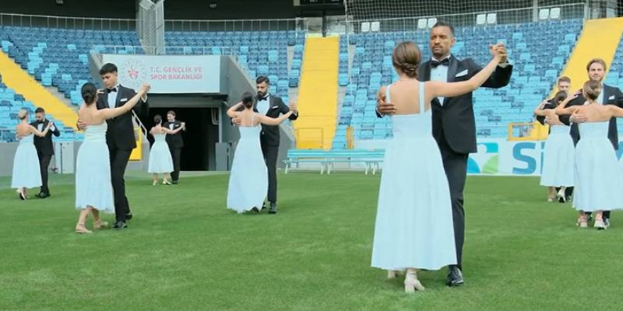 Adana Demirsporlu futbolculardan "Cumhuriyet valsi"