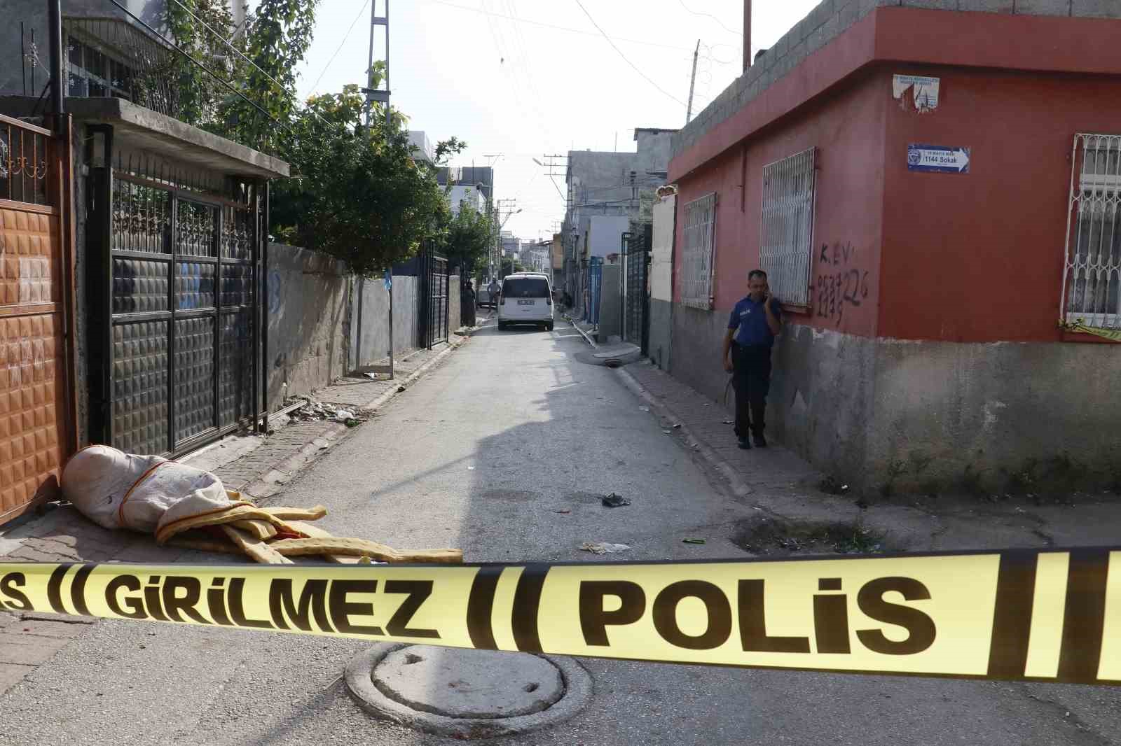 Adana'da mahalle çatışmasında silah sesini duyup terasa çıkan kız çocuğu vuruldu