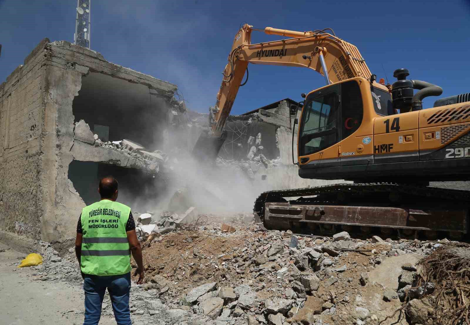 Yüreğir’de çıkmaz sokaklar bir bir açılıyor