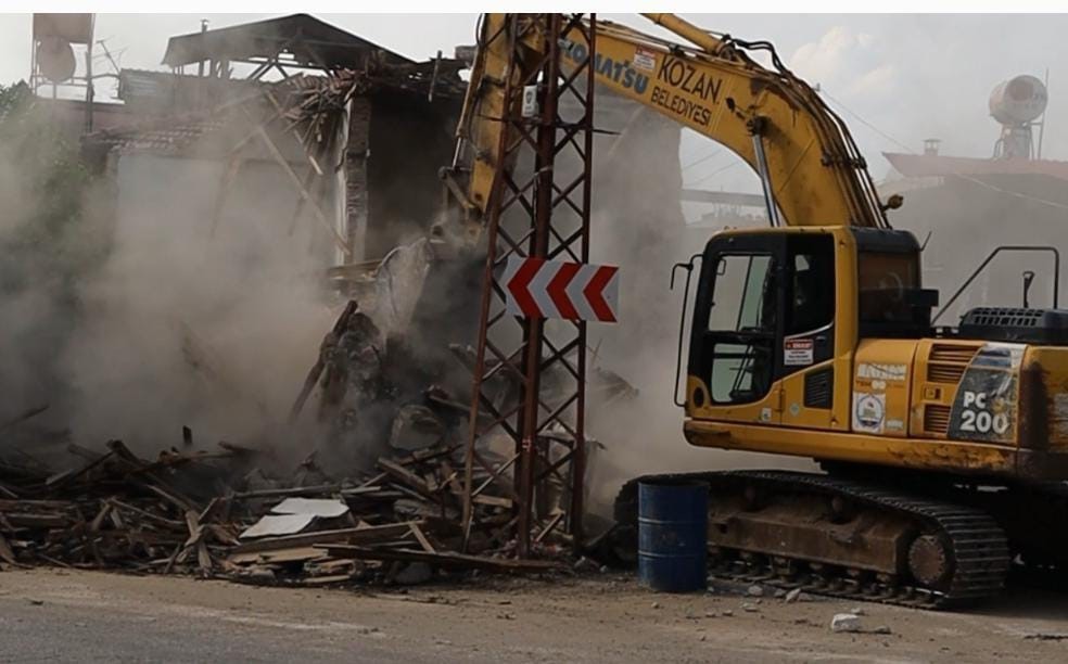 Kozan’da depremde zarar gören evler yıkılıyor