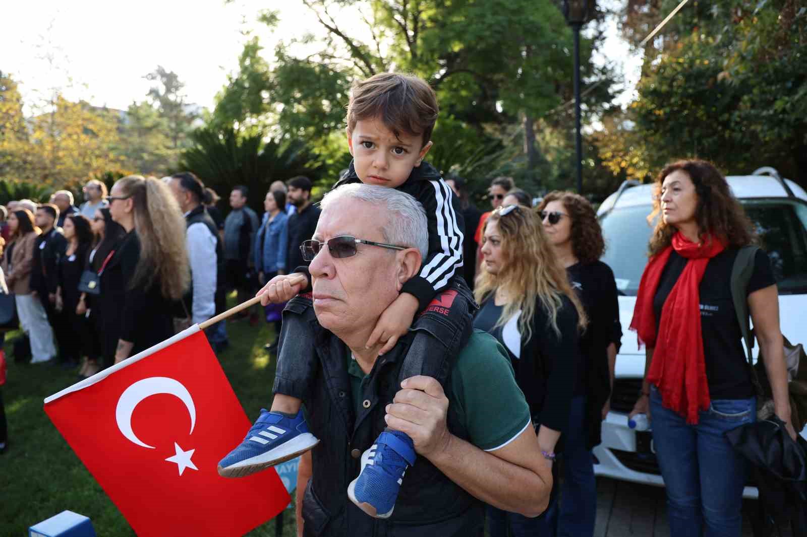 Adana’da hayat Atatürk için 1 dakikalığına durdu