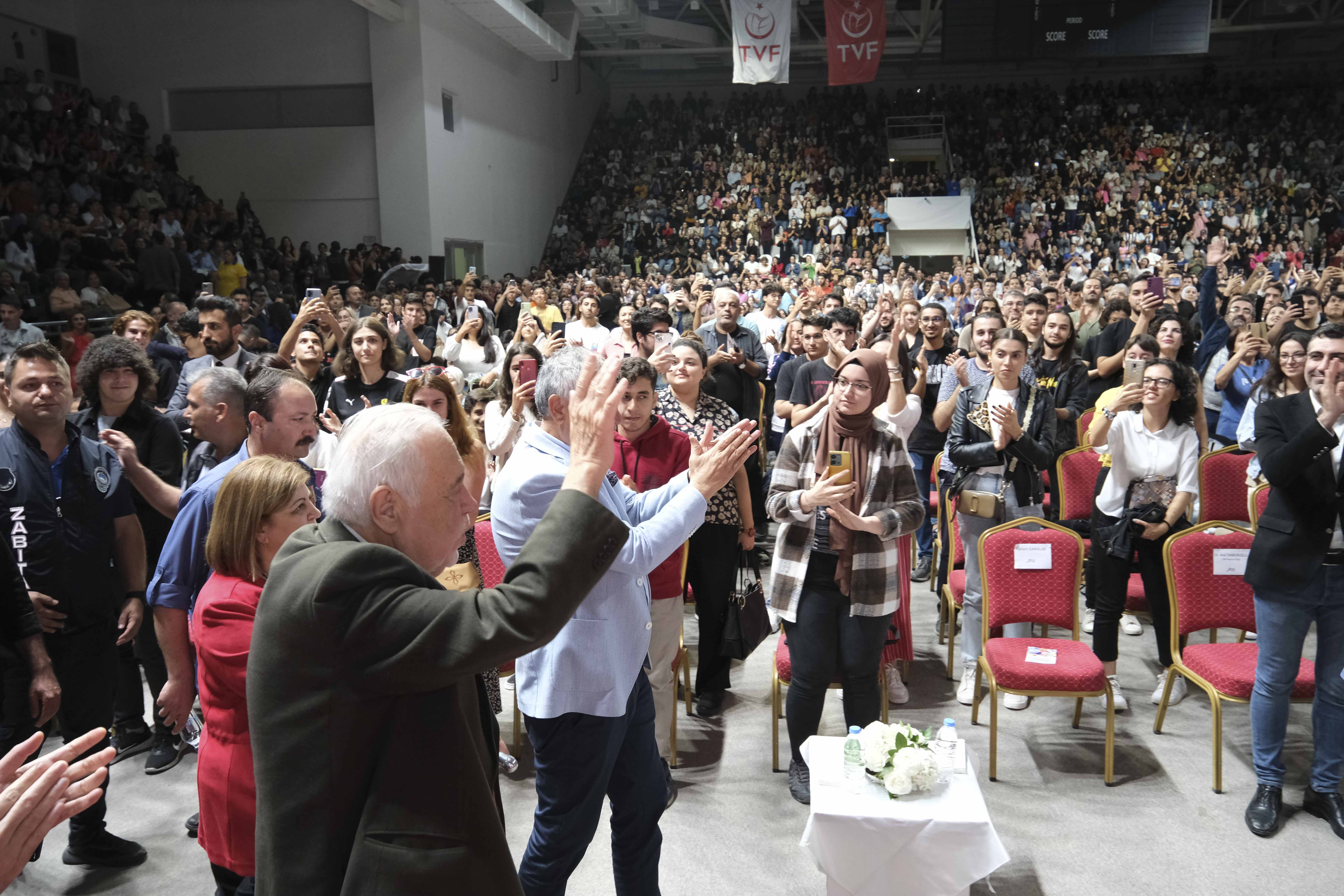 Adanalılar İlber Ortaylı'yı dinlemek için ASKİ Atatürk Spor Salonu'na akın etti