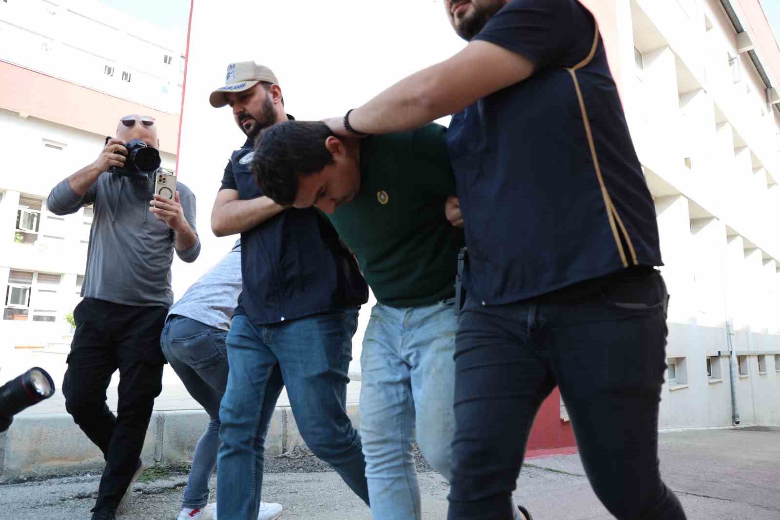 Ağırlaştırılmış müebbetle aranan FETÖ firarisi Adana'da hücre evinde yakalandı