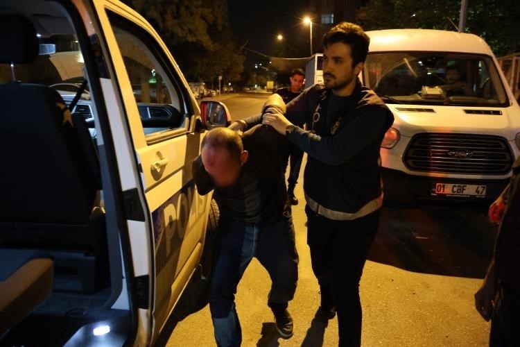 Adana'da polisi ezip kaçmak isteyen 2 kişi tutuklandı