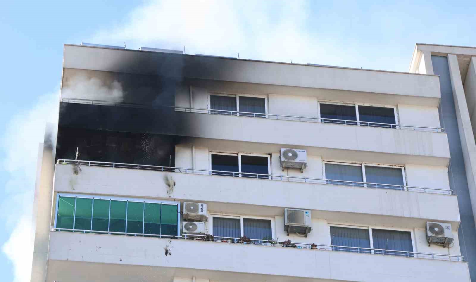 Lüks apartmandaki yangın korkuttu