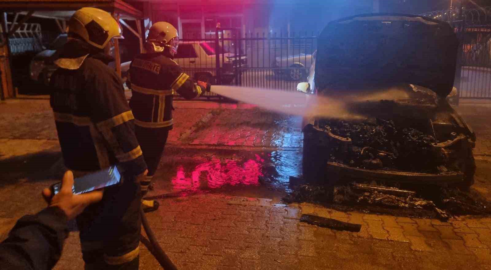 Adana’da galeri önündeki otomobil kundaklandı