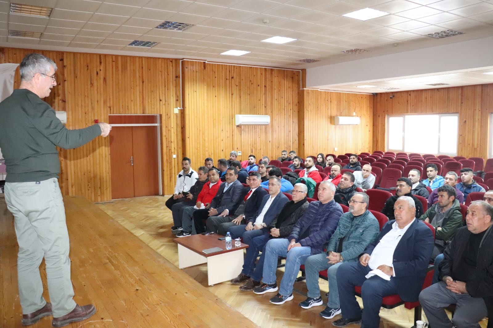 Adana'da güreş semineri yapıldı