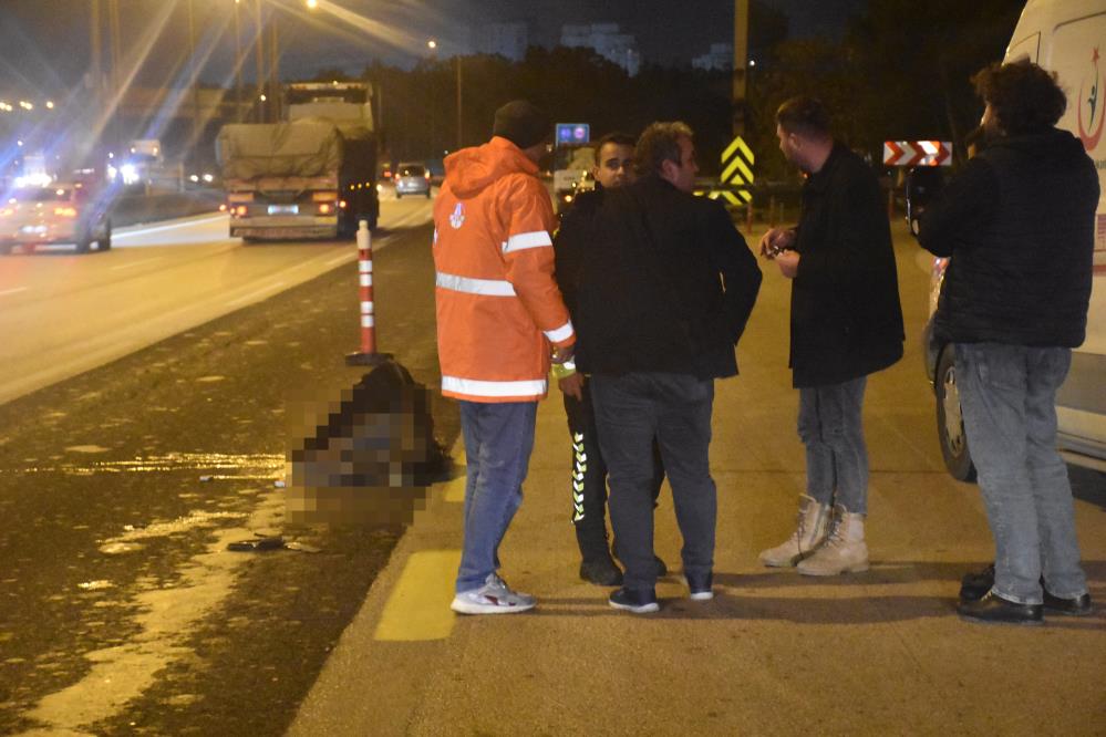 Adana'da otoyolda tırın çarptığı kadın feci şekilde can verdi