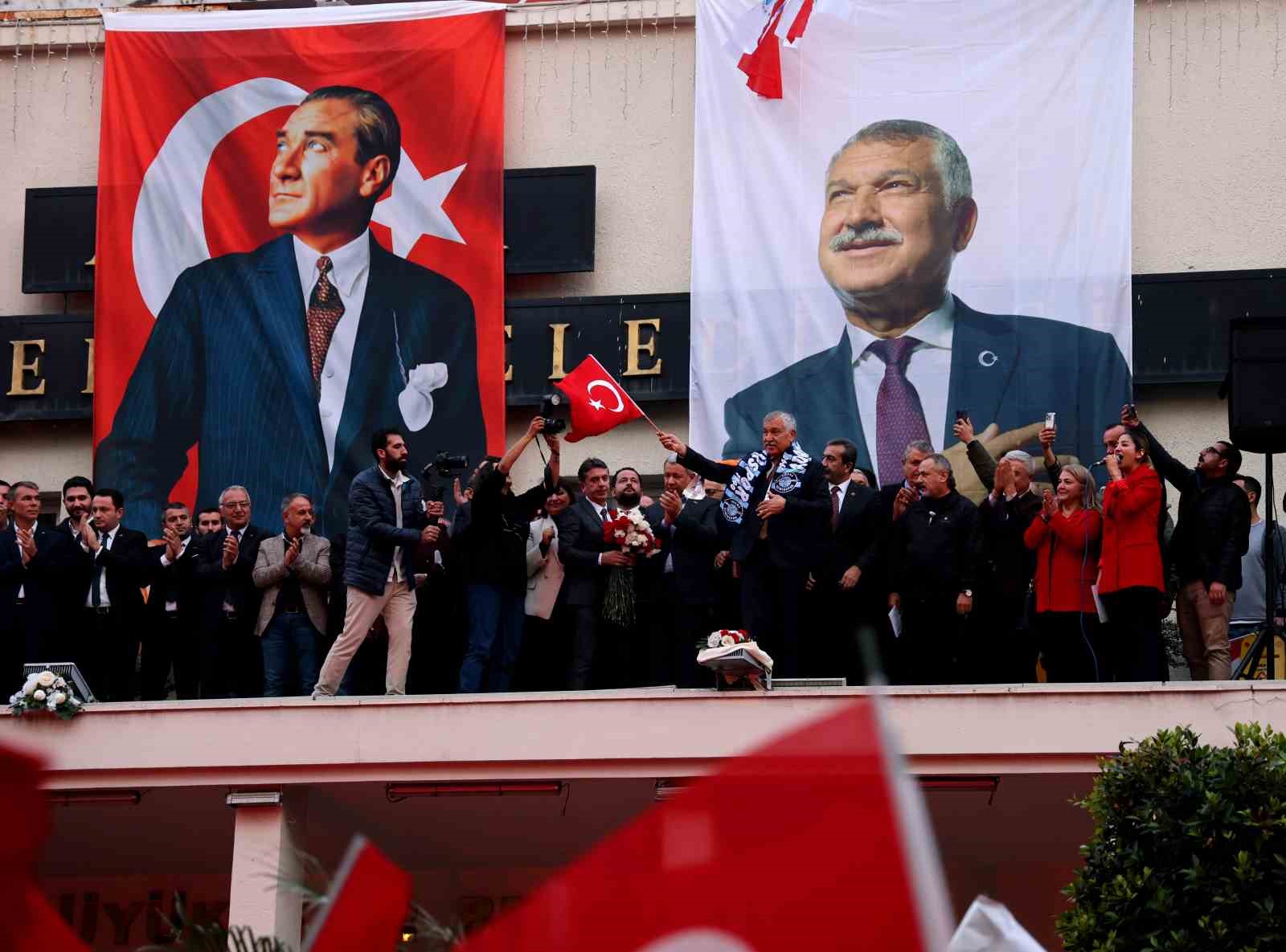 Yeniden aday gösterilen Adana Büyükşehir Belediye Başkanı Karalar, vatandaşlarla buluştu