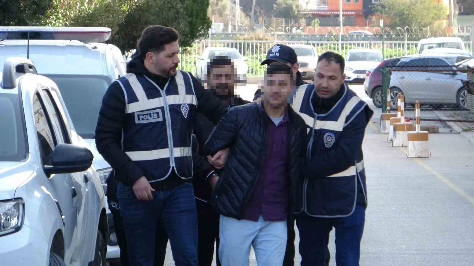 Seyhan polisinden iki farklı eve baskın: 2 bin 423 uyuşturucu hap ile silahlar ele geçirildi