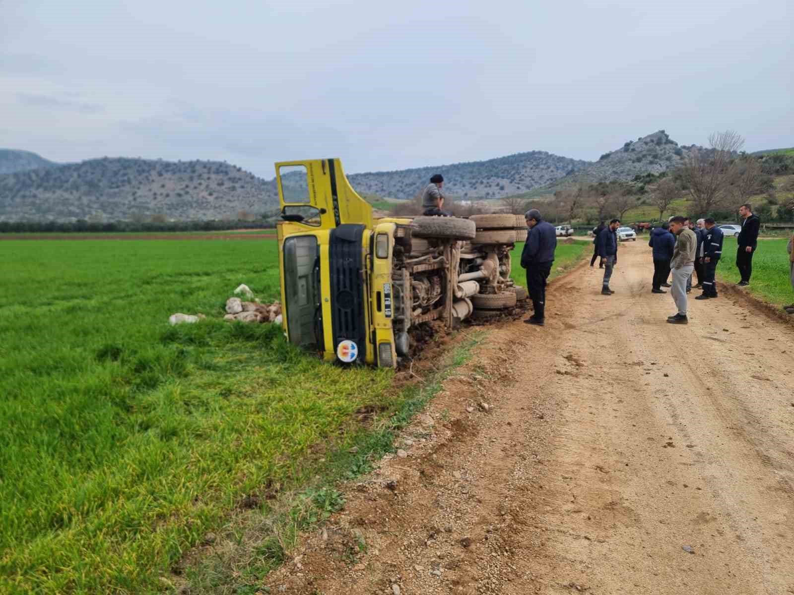 Taş yüklü kamyon devrildi