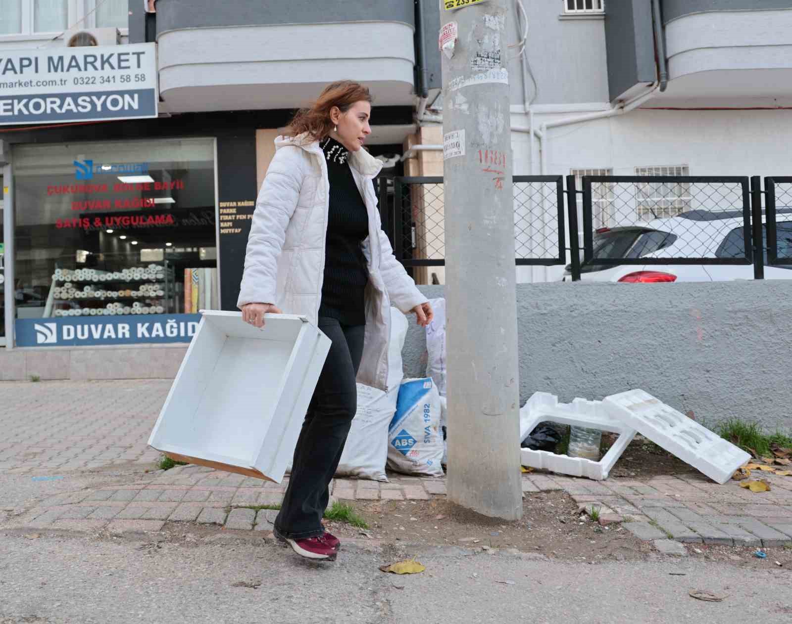 Çöpten topladığı şişe ve tahtaları sanat eserine dönüştürüyor