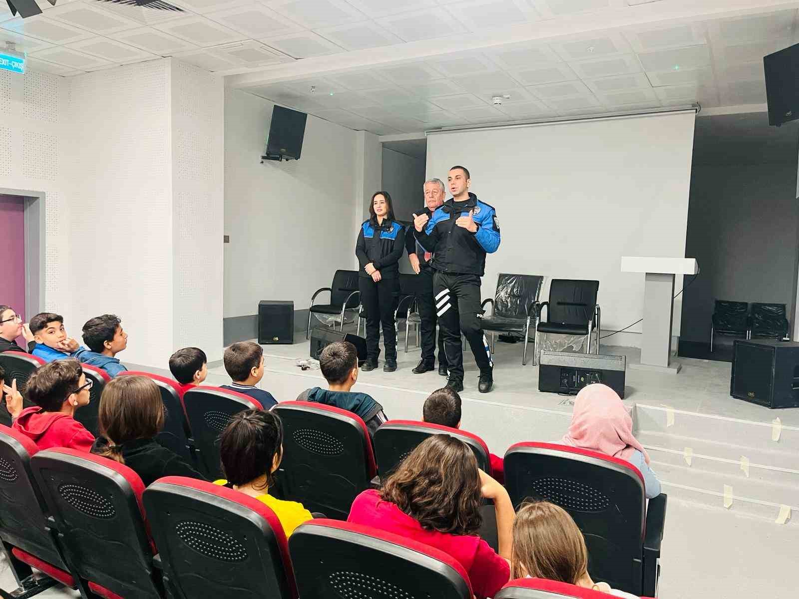 Adana’da öğrencilere akran zorbalığı eğitimi