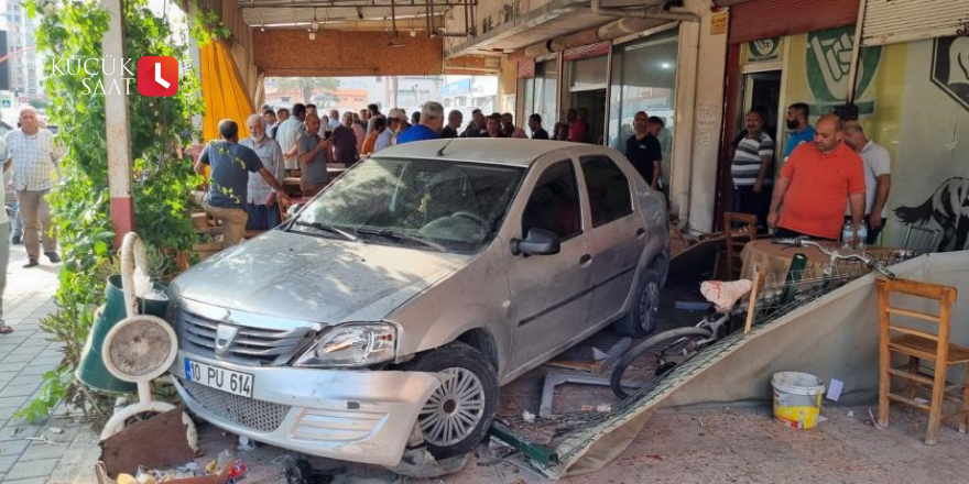 Adana’da otomobil kahvehaneye girdi: 1’i ağır 5 yaralı