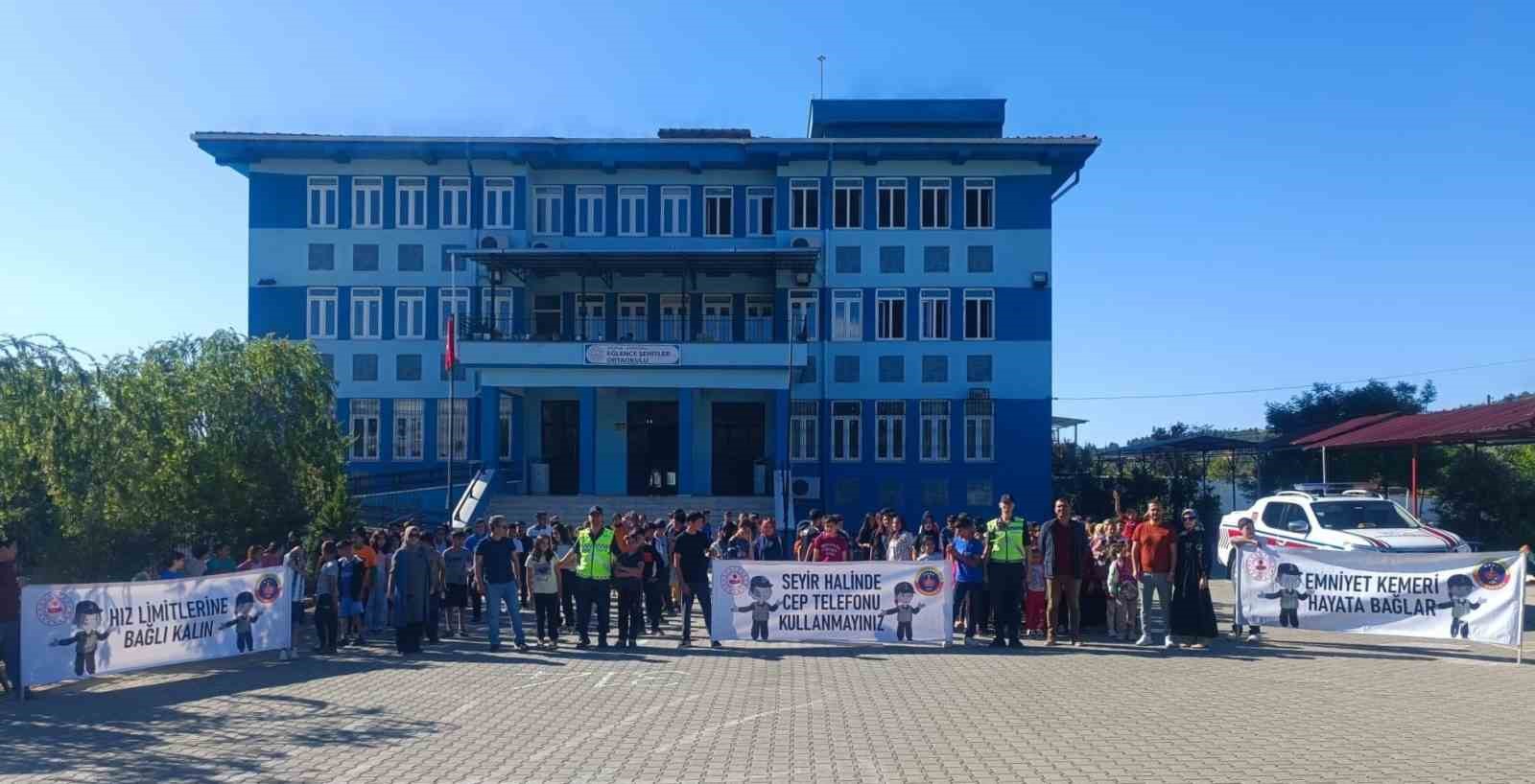 Adana’da jandarma trafik farkındalığı bilgilendirme çalışması yaptı