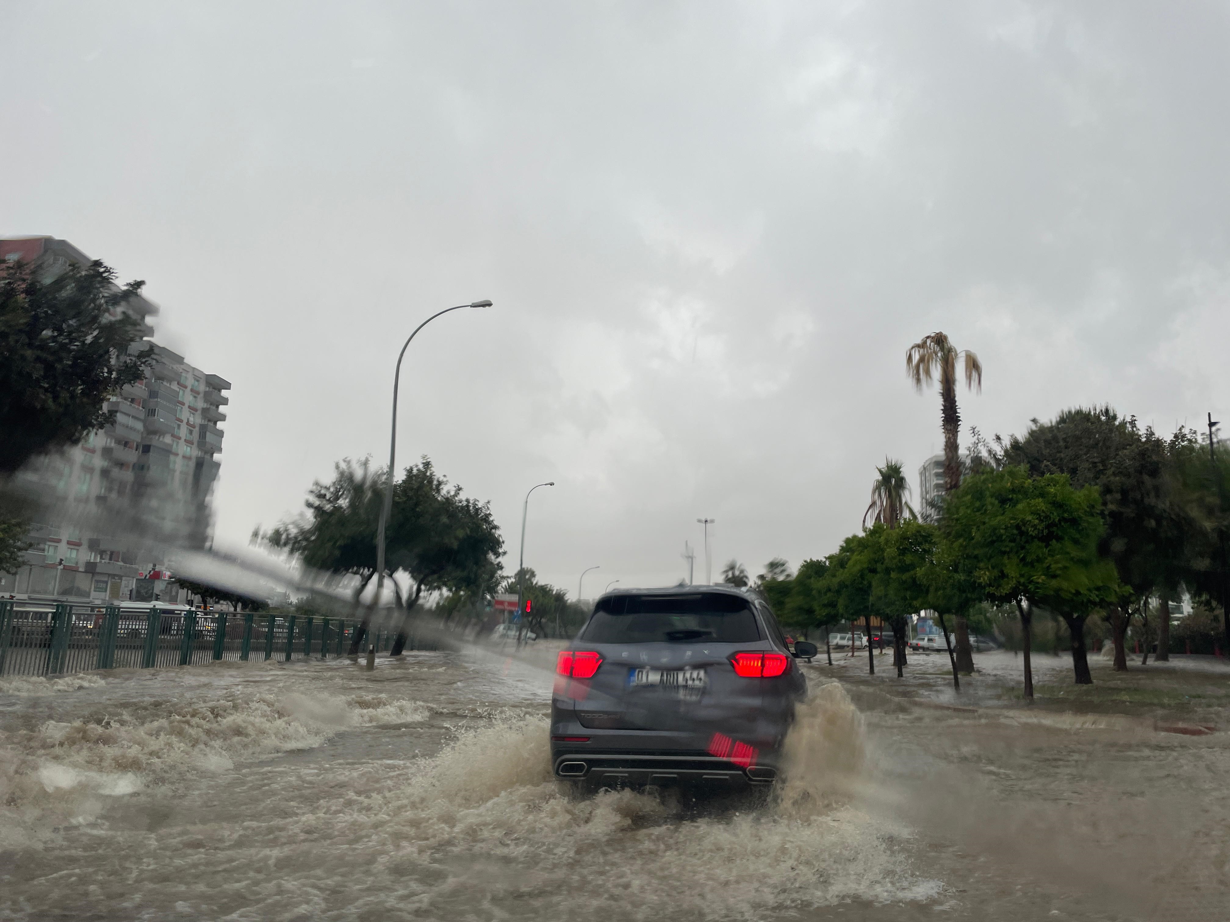 Aşırı yağmur nedeniyle evleri su bastı, kanal ile yol birleşti