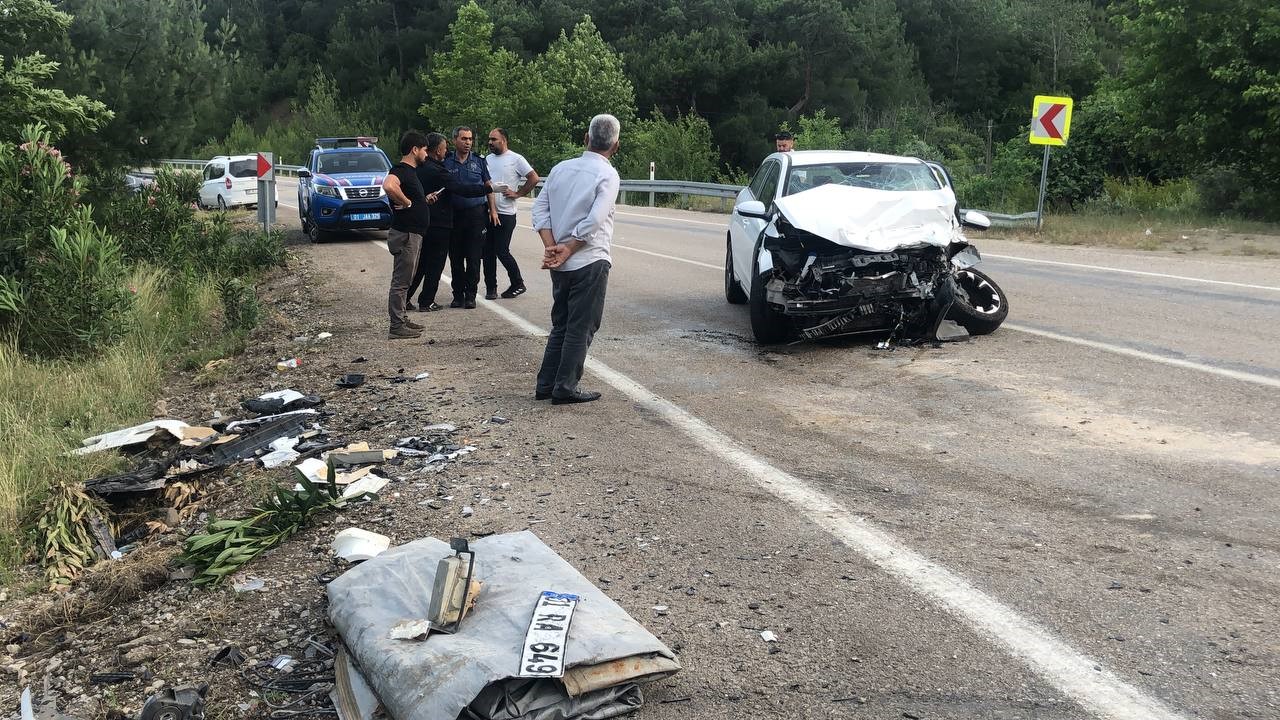 Adana’da kamyon ile otomobil çarpıştı: 1 yaralı