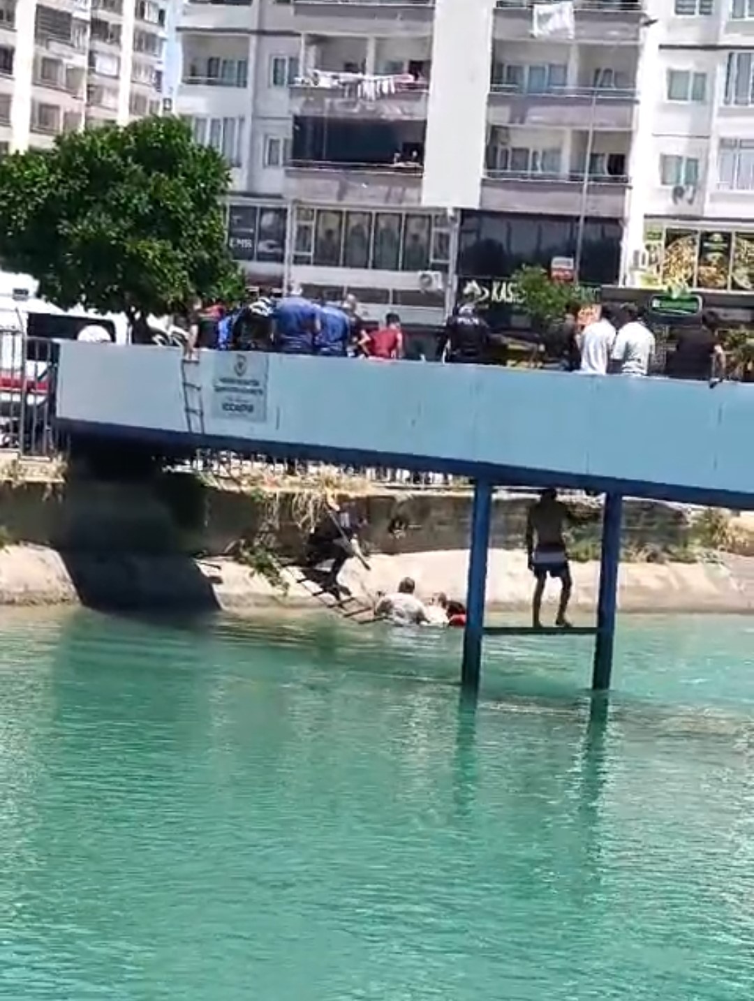 Adana’da polis vatandaş el ele can kurtardı