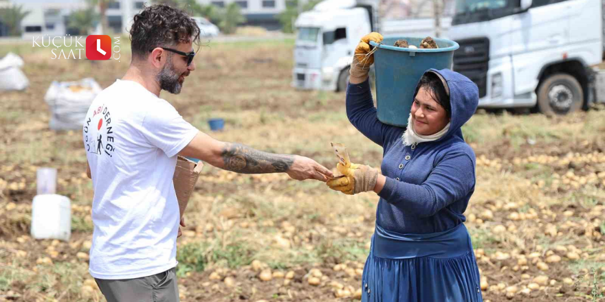 Tarlada çalışan çocuklara ’Dondurma’ molası