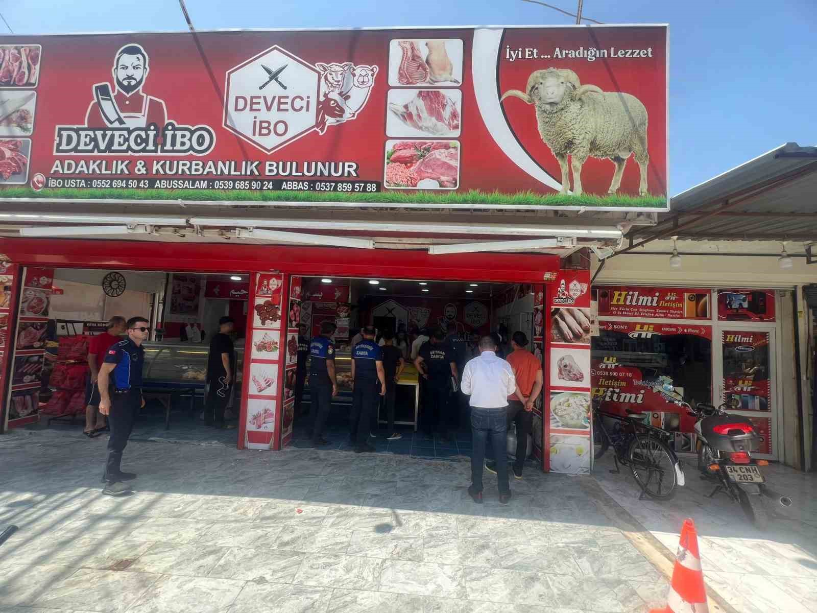 Adana’da kaldırımda küçükbaş hayvan kesen kasaba 148 bin 997 TL ceza kesildi