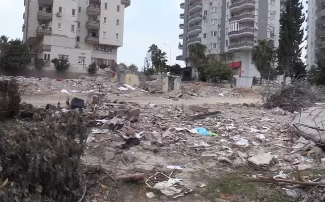 Adana'da yıkılan binada daireler "temeli raylı sistem, depreme dayanıklı" teminatıyla satılmış