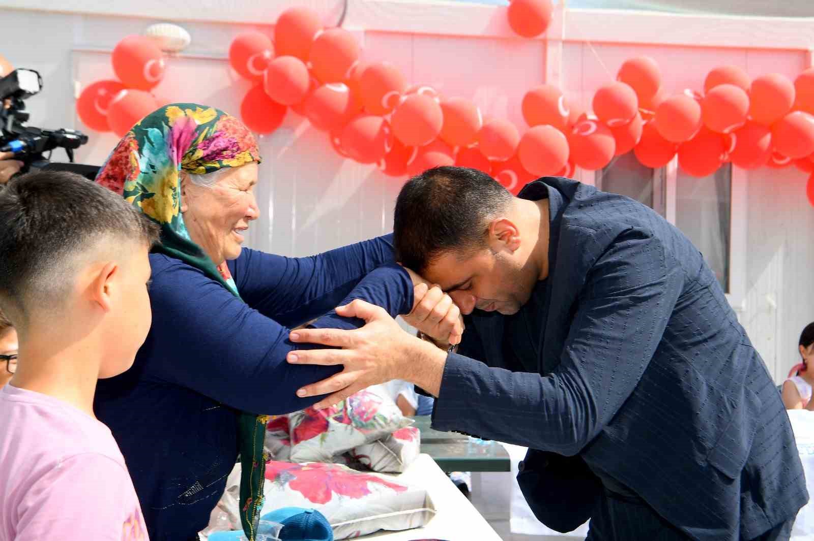 Başkan Kozay, konteyner kentteki çocukları bayram öncesi unutmadı