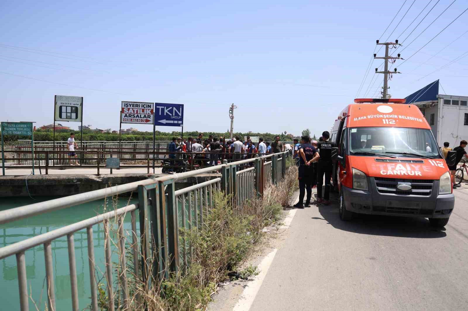 Kanala atlayan eşini kurtarmak isterken suda kayboldu