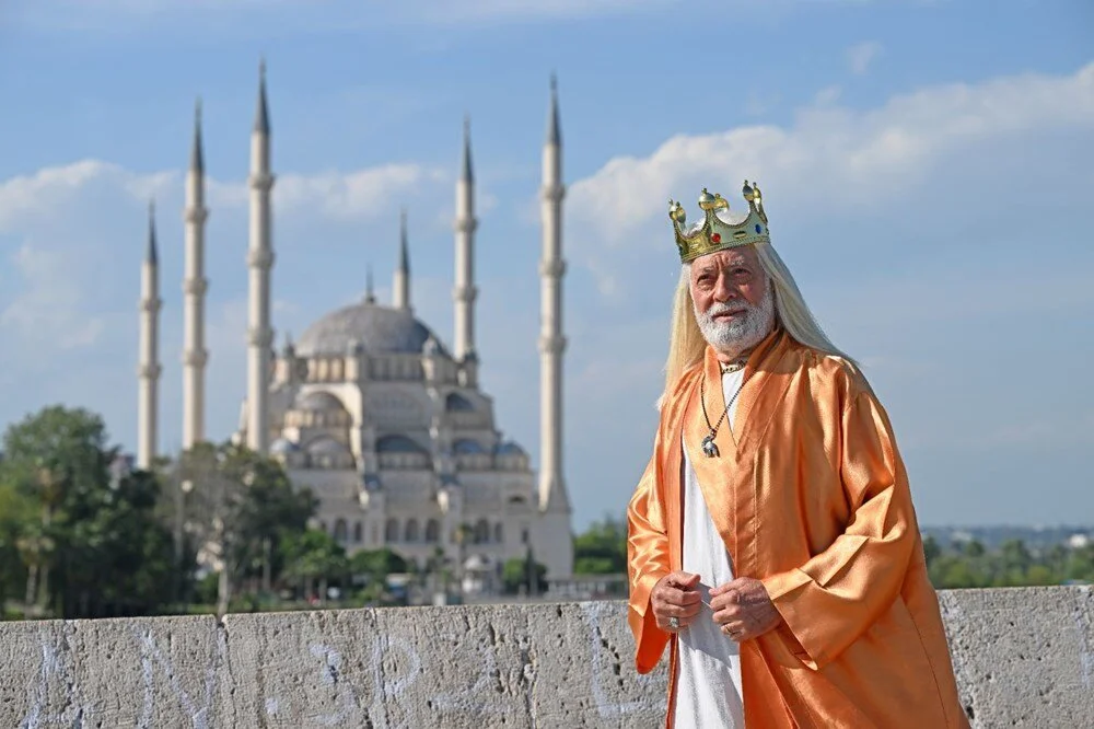 "Adana Kralı" sokaklarda gönüllü olarak şehri tanıtıyor