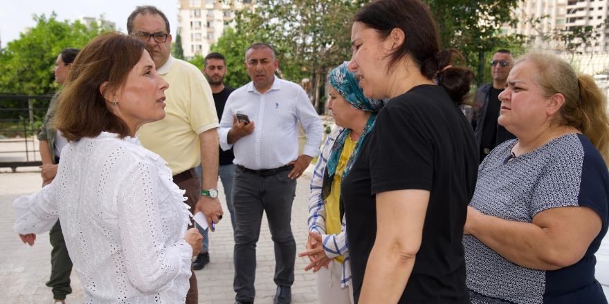 Başkan Oya Tekin, vatandaşlarlar iç içe olmaya devam ediyor