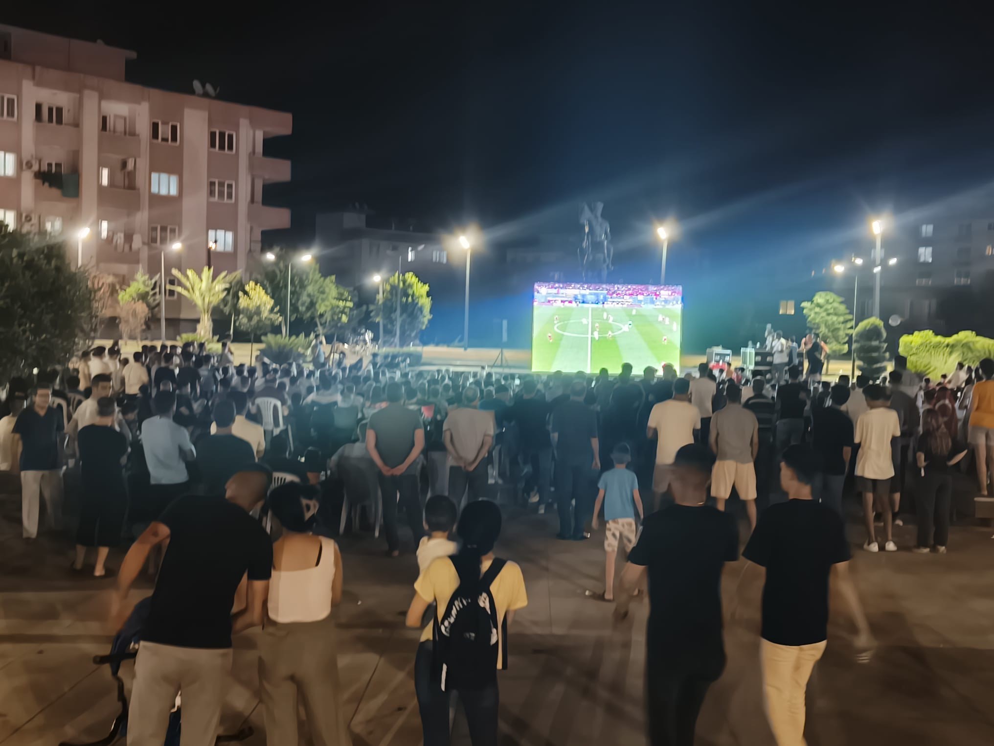 Ceyhan'da Türkiye-Avusturya maçı heyecanı dev ekranda yaşandı